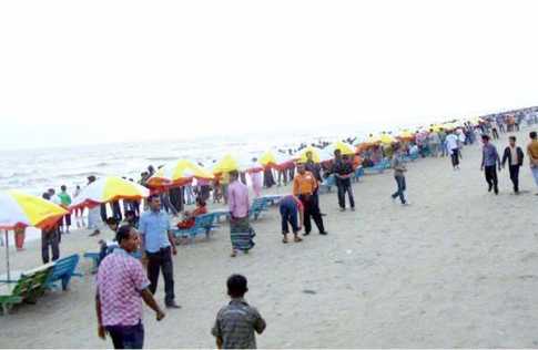 কুয়াকাটা সৈকতে পর্যটকদের ঢল